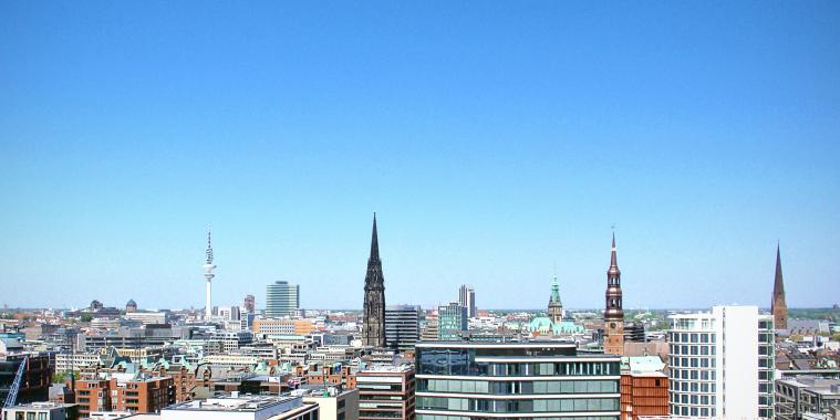 Ein Panorama-Blick über die Dächer der Hamburger Innenstadt. Blauer Himmel.